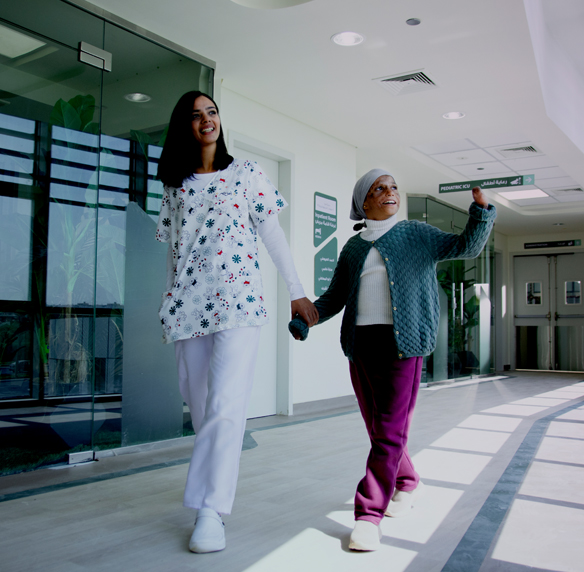 تعد إعادة التأهيل عنصرًا أساسيًا في حياه المرضى الذين يعانون من الحروق ويجب أن تبدأ في يوم الإصابة.